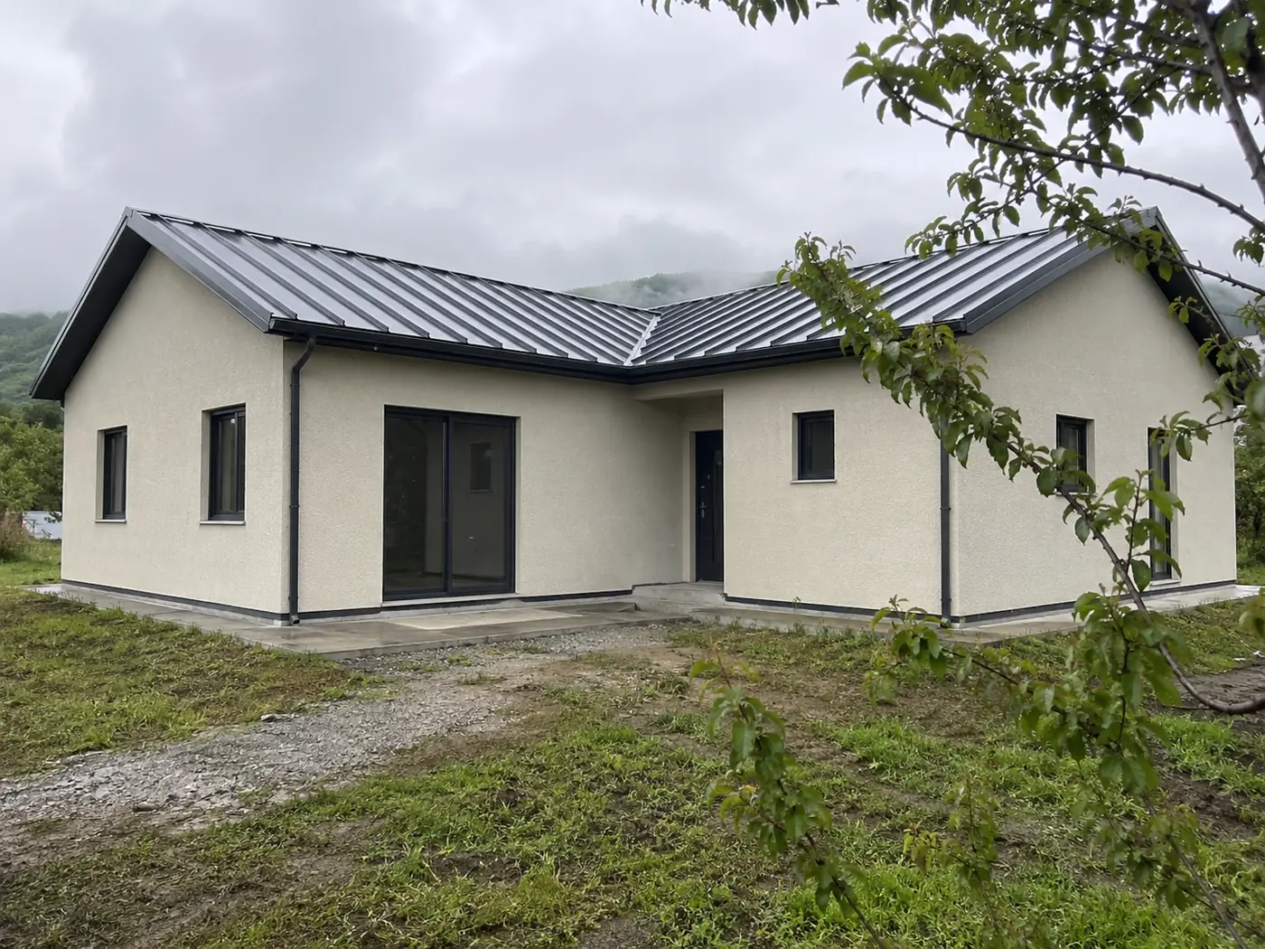 Çelik ev — L planlı, metal çatılı, tamamlanmış bahçe evi